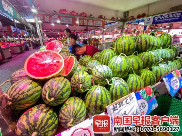 今夏姗姗来迟，西瓜小龙虾雪糕成消暑热门，价格却冰火两重天