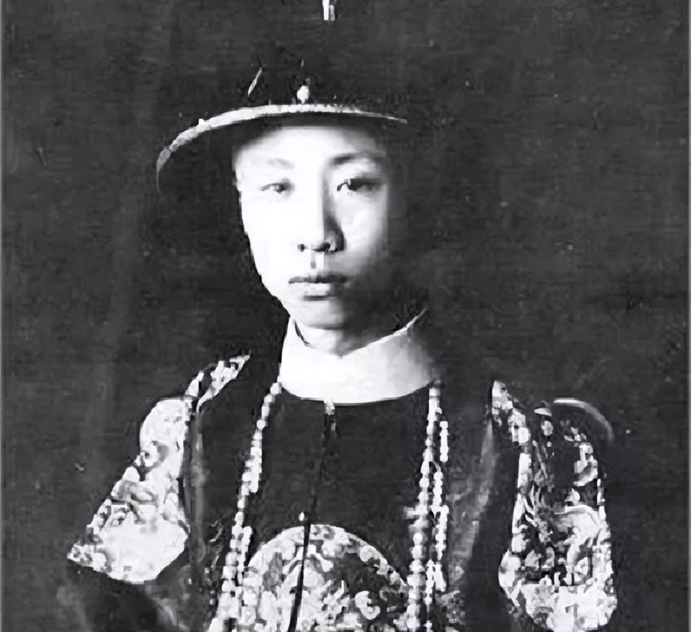 溥仪朝珠故事_翡翠珠子价值两千三百万_翡翠拍卖行情怎么样