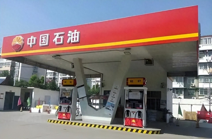 2025上半年汽油消费总量下降，新能源崛起下油价会暴跌吗？