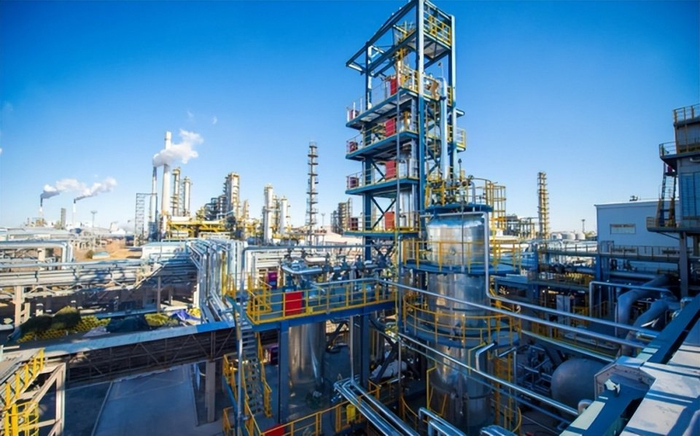 未来油价变动趋势_中国新能源汽车市场份额提升_2025上半年汽油消费总量下降