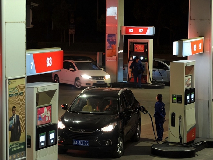 中国新能源汽车市场份额提升_2025上半年汽油消费总量下降_未来油价变动趋势