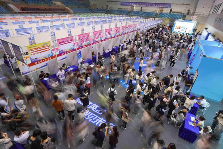 稳就业政策显成效！上半年城镇新增就业654万人，失业率回落至5.5%