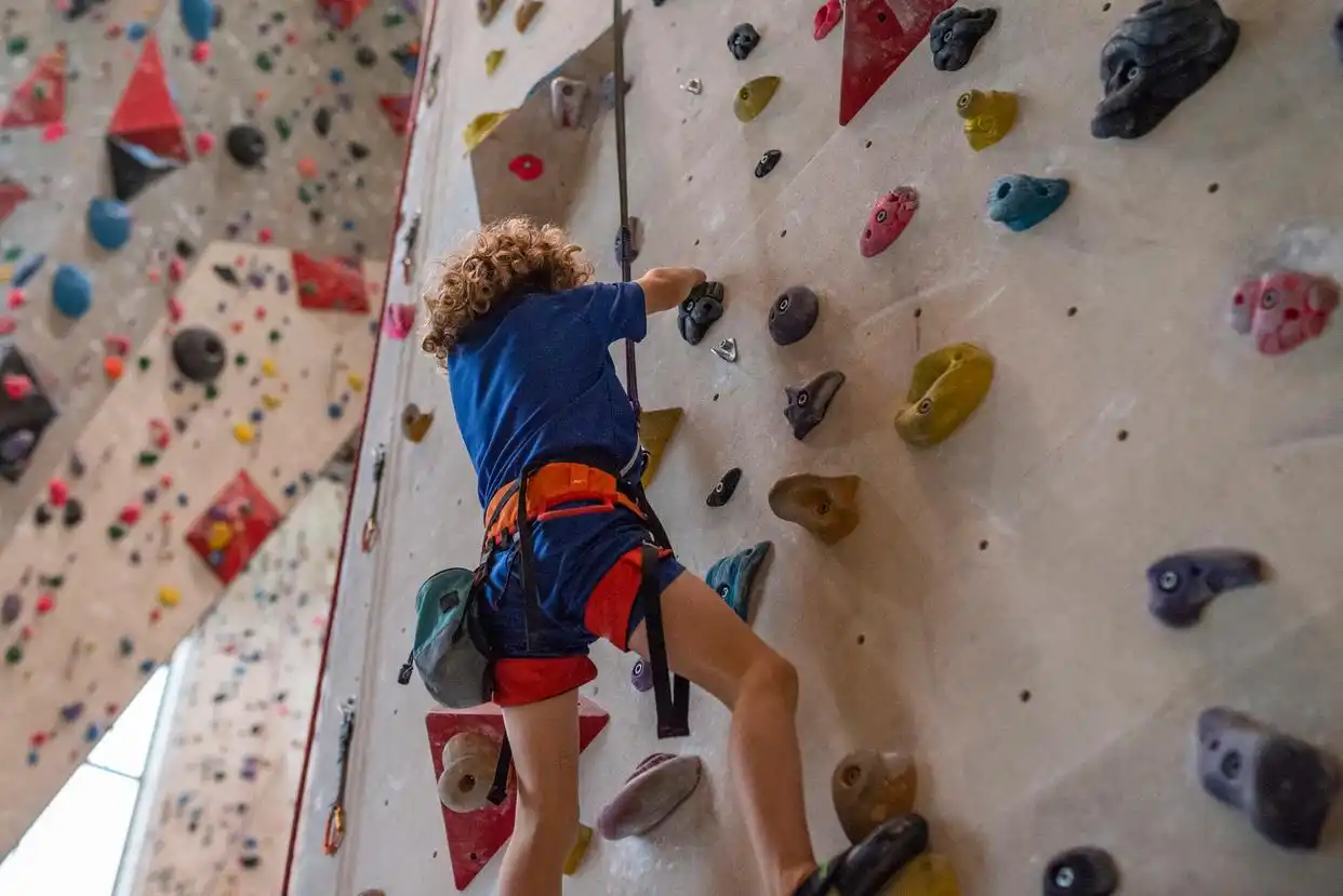 攀岩馆安全标准_攀岩运动趋势_攀岩运动安全性