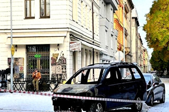 生化危机：浣熊市重启雪藏15年！救护车残骸引爆记忆，普通人如何在病毒裂缝中求生？