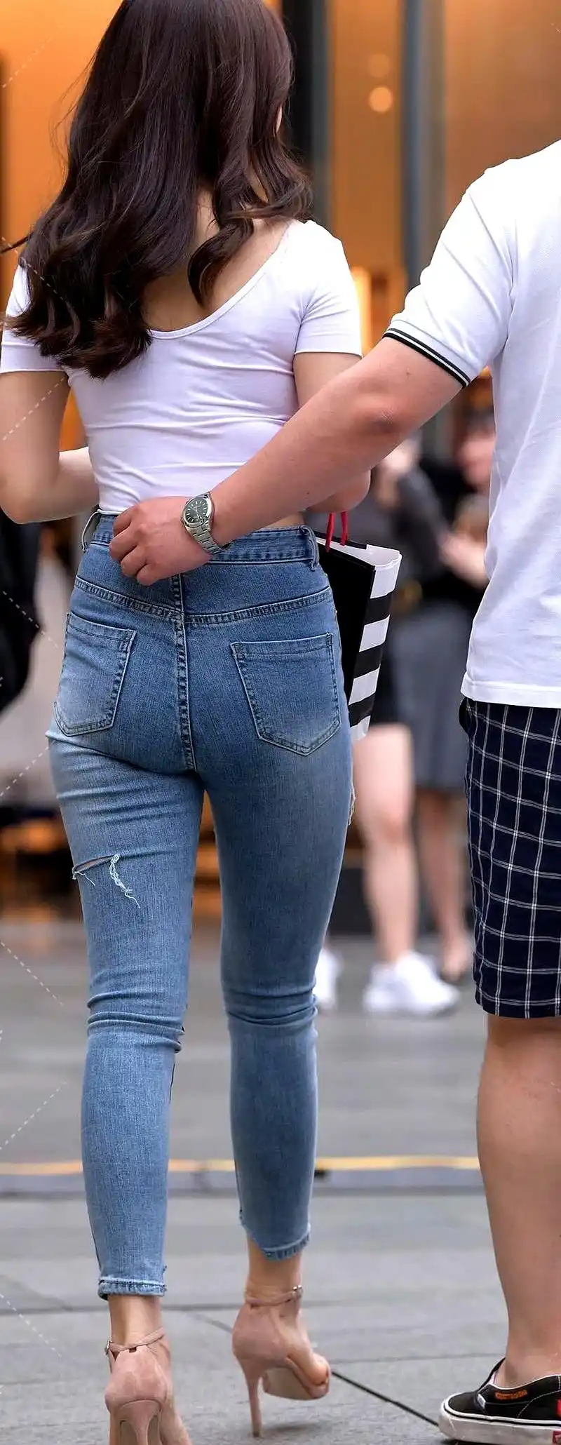 截短款上衣街拍趋势_白色短上衣配破洞牛仔裤_短上衣破洞牛仔裤穿搭技巧