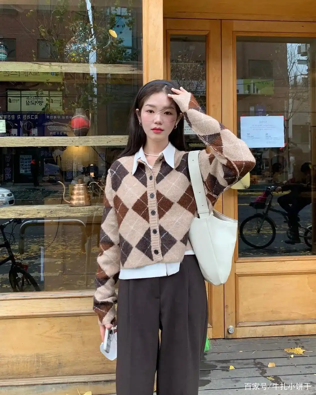 截短款上衣街拍趋势_小个子女生秋冬短上衣穿搭推荐_气质短上衣搭配技巧