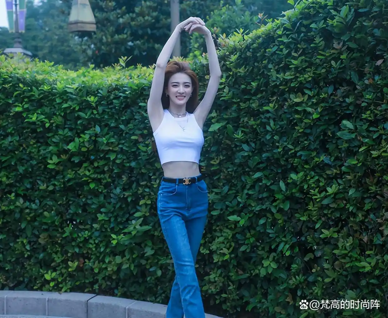 截短款上衣街拍趋势_小个子显高技巧露一截上衣_小个子穿搭露一截上衣