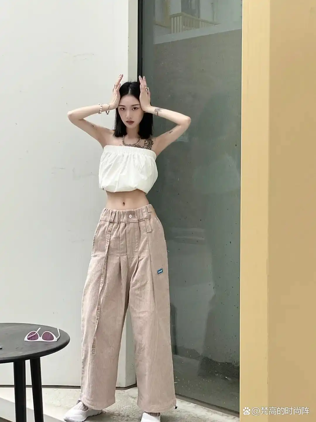 截短款上衣街拍趋势_小个子显高技巧露一截上衣_小个子穿搭露一截上衣