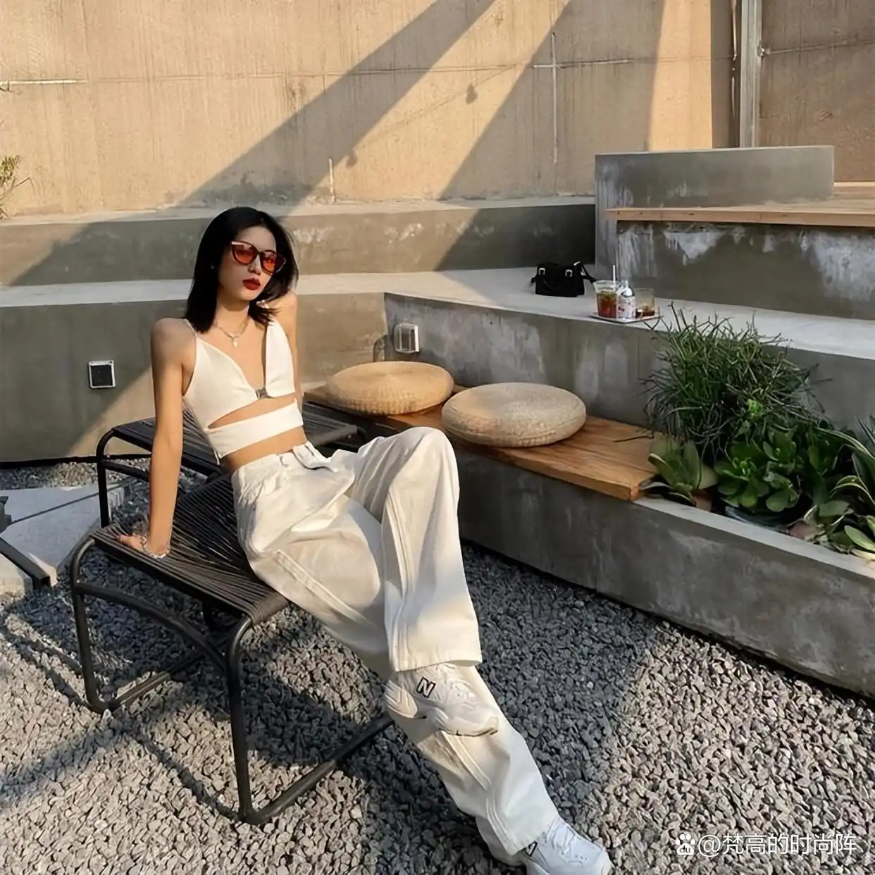 小个子显高技巧露一截上衣_小个子穿搭露一截上衣_截短款上衣街拍趋势