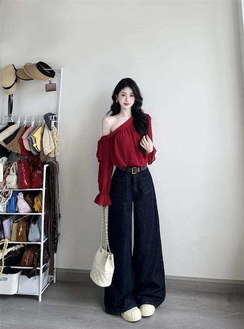 小个子穿搭露一截上衣_截短款上衣街拍趋势_小个子显高技巧露一截上衣