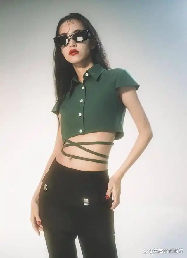 截短款上衣街拍趋势_小个子显高技巧露一截上衣_小个子穿搭露一截上衣