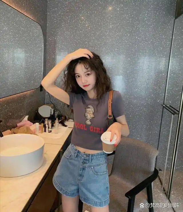 小个子穿搭露一截上衣_截短款上衣街拍趋势_小个子显高技巧露一截上衣