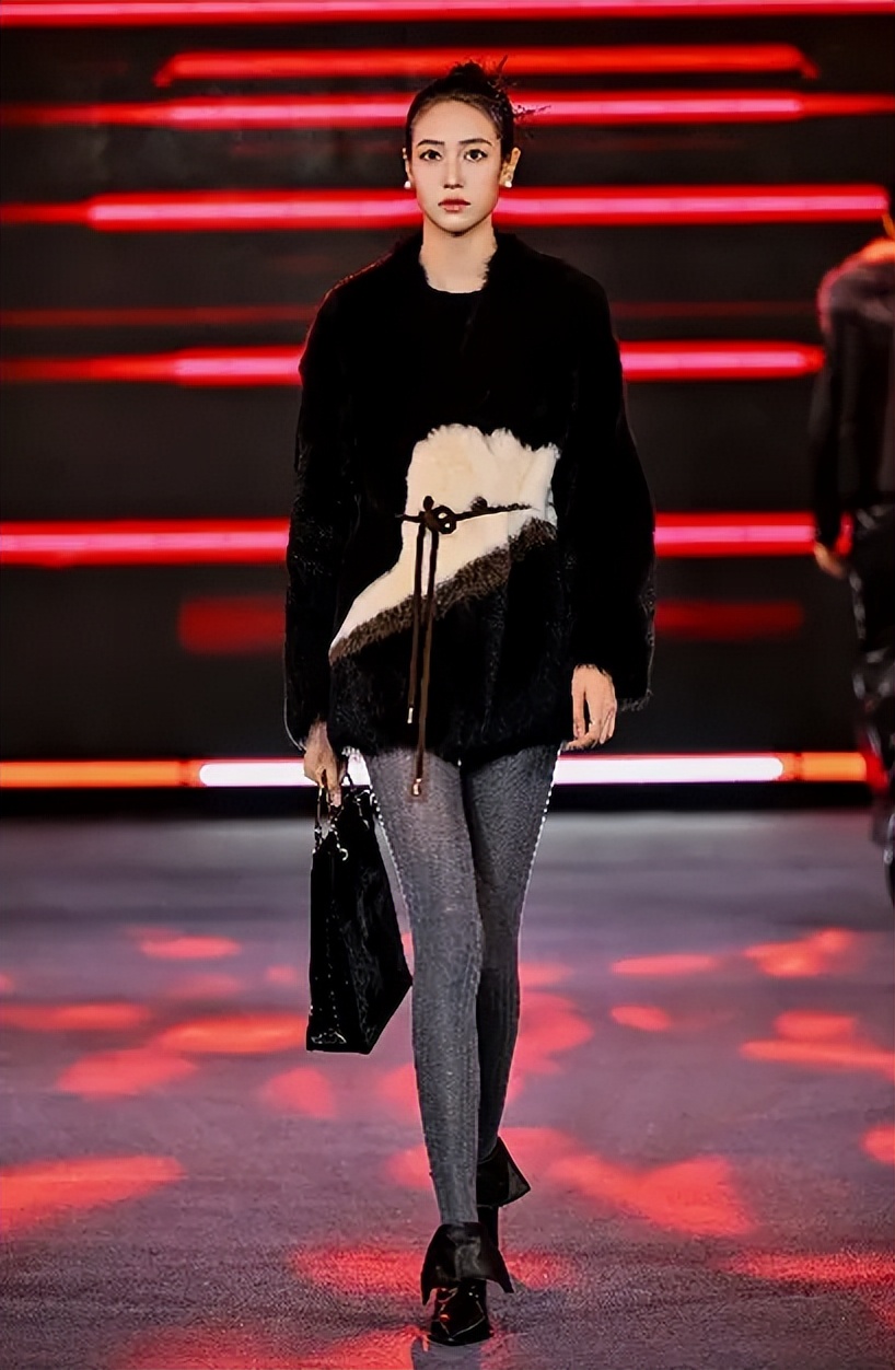 中国裘都2025秋冬皮草流行趋势_设计师品牌皮草发布_狐狸皮毛行情2026