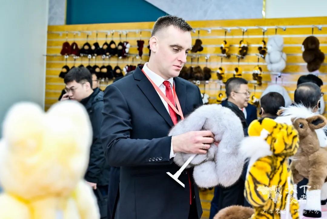 中国裘都2025秋冬皮草流行趋势_狐狸皮毛行情2026_设计师品牌皮草发布