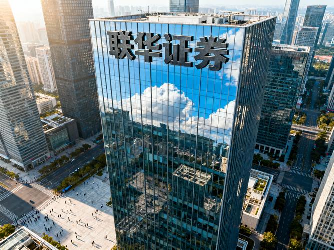 股票配资是什么？资金紧张客户排队借钱