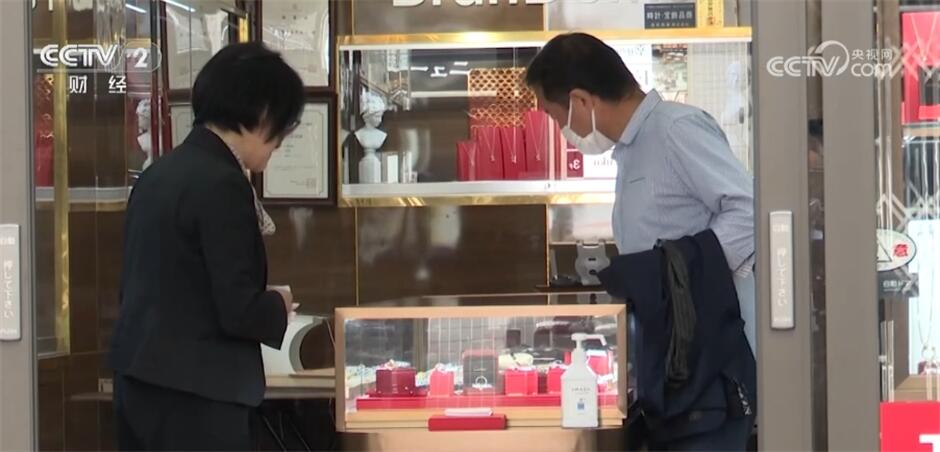 国内首饰金价格逼近700元/克_黄金价格涨势_国际金价四连涨刷新收盘历史新高